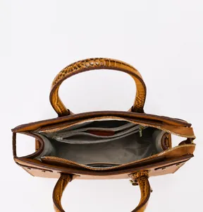 Vista dall'alto dell'interno della borsa in pelle marrone con tasche con zip e fodera