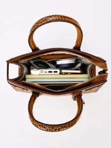 Vista interna della borsa tote marrone capiente per iPad, ombrello e cosmetici