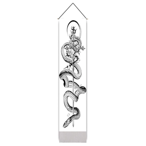 Détail d'une tenture murale en rouleau avec motifs gothiques de serpent, épée et roses