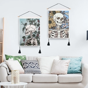 Lot de deux tapisseries murales tête de mort et fleurs avec tiges en bois et glands noirs