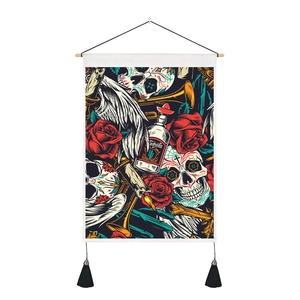 Détail de tapisserie d'Halloween avec crâne, roses et pompons noirs sur une tige en bois