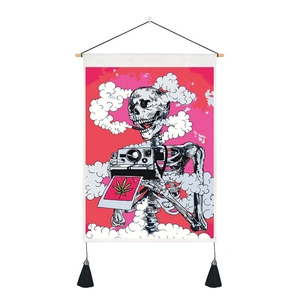 Détail d'une tapisserie tête de mort pop art avec fond rose et glands noirs