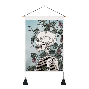 Tapisserie Halloween avec crâne, vignes florales, barre en bois et glands noirs