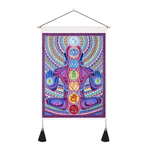 Détail de la tapisserie chakra de yoga avec poteau en bois et glands décoratifs noirs