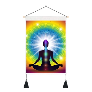 Détail d'une tapisserie de méditation avec sept chakras et un mandala coloré à pompons