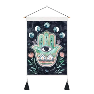 Tenture murale main de Hamsa avec phases de lune et détails floraux sur toile