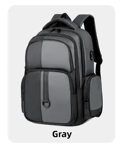 Détail du sac à dos gris avec tissu imperméable et port de charge USB externe sur le côté