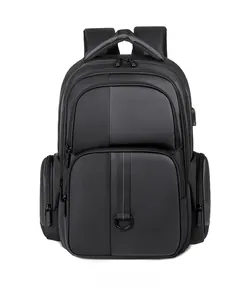 Vue frontale du sac à dos professionnel noir avec plusieurs compartiments et tissu robuste