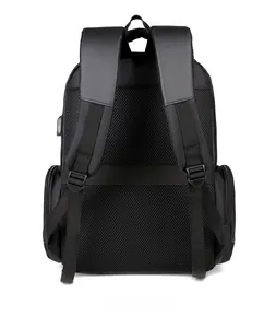Détail arrière du sac à dos avec maille respirante, sangle bagage et port USB