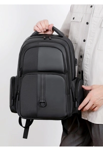Détail du sac à dos business noir avec port de charge USB et poignée supérieure renforcée