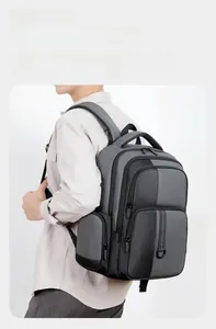Sac à dos d'affaires avec structure multi-compartiments et tissu gris résistant en détail