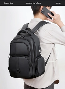 Détail du sac à dos d'affaires noir montrant le port USB externe et le tissu durable