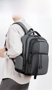 Vue latérale du sac à dos d'affaires pour ordinateur avec tissu imperméable et fermetures