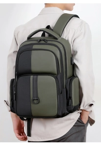 Détail du sac à dos vert armée avec port USB externe et bretelles rembourrées