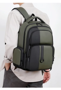Détails d'un sac à dos vert olive avec tissu durable et plusieurs poches fonctionnelles