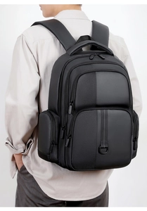 Vue détaillée d'un sac à dos d'affaires noir avec bretelles ergonomiques rembourrées