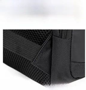 Détail du renfort triangulaire sur la sangle de sac à dos en maille respirante