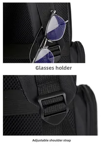Détails des bretelles réglables et boucle pour lunettes sur le sac à dos noir