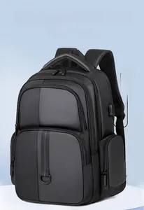 Détail d'un sac à dos d'affaires noir avec port de chargement USB et plusieurs fermetures