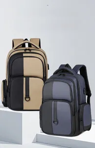 Détail de grands sacs à dos business bicolores avec port de charge USB externe latéral
