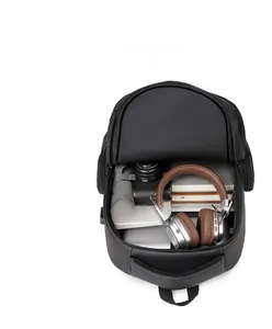Vue intérieure montrant la grande capacité de stockage pour ordinateur dans le sac noir