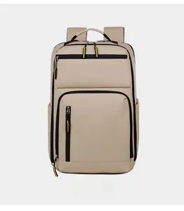 Gros plan du sac à dos beige avec fermeture éclair avant et tirettes jaunes déco