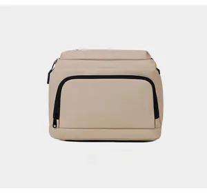 Vue à plat de la base renforcée du sac de voyage beige avec détail de fermeture éclair noire