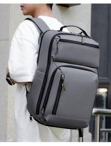 Vue latérale du sac à dos professionnel gris imperméable avec bretelles ergonomiques