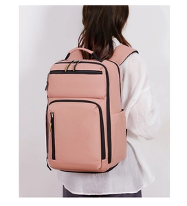 Sac à dos professionnel rose avec bretelles rembourrées porté par un mannequin