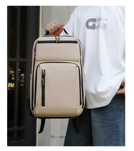 Détail du sac à dos Oxford beige avec accents de fermeture éclair jaunes et poches