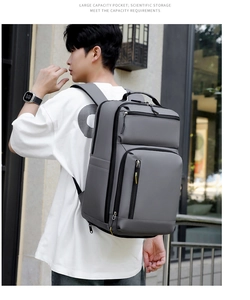 Détail d'un sac à dos professionnel gris foncé avec plusieurs poches de rangement