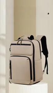 Détail d'un sac à dos d'affaires kaki avec bretelles rembourrées et poches multiples