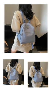 Sac à dos bleu à texture sergée présenté par un mannequin pour voyage et école