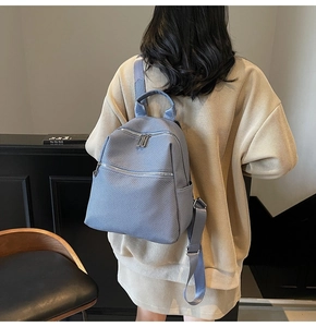 Sac à dos bleu-gris avec texture sergée porté par un mannequin, vue de dos