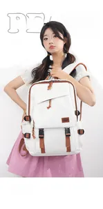 Detailansicht eines weißen Nylon-Rucksacks mit braunen Riemen und Schnallenverschluss