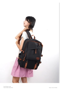 Nahaufnahme des schwarzen Canvas-Rucksacks mit braunen Lederakzenten und Riemen