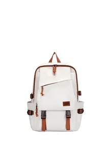 Detailansicht eines weißen Canvas-Rucksacks mit braunen Akzenten und Doppel-Schnallenverschluss