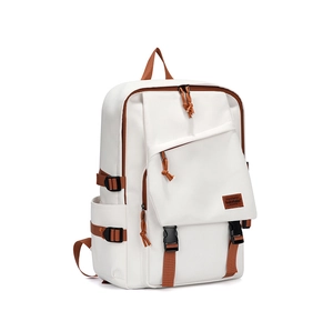 Detailansicht eines weißen Canvas-Rucksacks mit braunem Besatz und verstellbaren Trägern