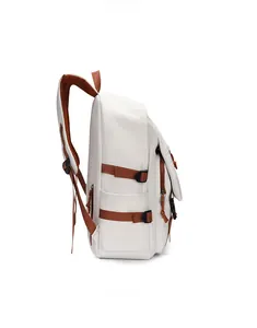Seitenansicht des weißen Freizeitrucksacks mit braunen Gurten und atmungsaktiven Trägern
