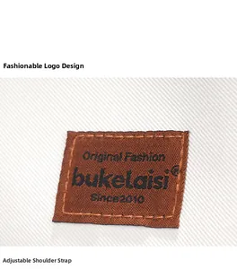 Details des angenähten Markenetiketts auf weißem Rucksackstoff mit verstellbarem Gurt