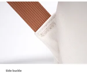 Detail der seitlichen Schnalle mit verstärkten Nähten am Canvas-Rucksack