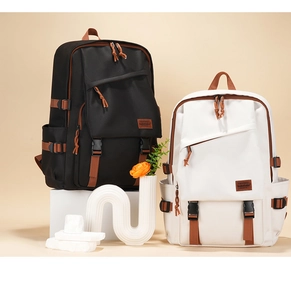 Details der klassischen schwarzen und weißen Rucksäcke mit Multi-Taschen und Schnallen-Design