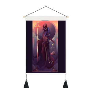 Tapisserie égyptienne Anubis avec suspension en bois et décor de glands noirs
