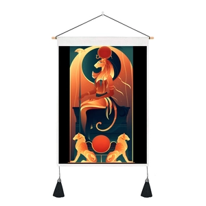 Détail de tapisserie de déesse égyptienne avec support bois et pompons noirs
