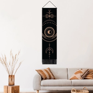Tapestrie murale noire minimaliste avec motifs lunaires dorés et franges décoratives