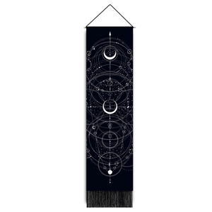 Détail de la tapisserie avec motifs d'éclipse lunaire et pompons à franges noires