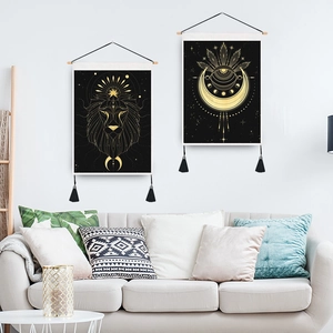 Symmetrisches Set aus zwei schwarzen Löwen- und Mond-Wandteppichen mit goldenen Linien