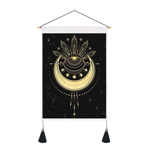 Makroaufnahme von Boho-Wandteppich mit goldenem Mond und Auge auf schwarzem Canvas-Stoff