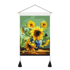Dettaglio di arazzo murale girasole con asta di legno e nappe nere per decorazione