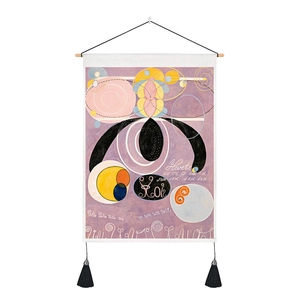 Dettaglio arazzo astratto stile Hilma af Klint con asta di legno e nappe nere